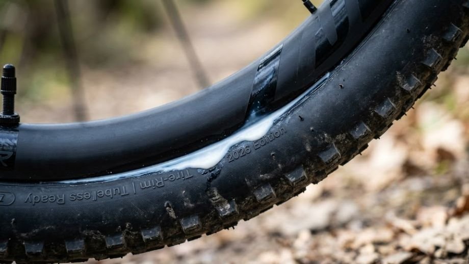 Close-up van een tubeless gravelband met zichtbare latex sealant — geen binnenband nodig voor minder lekken en lagere bandenspanning