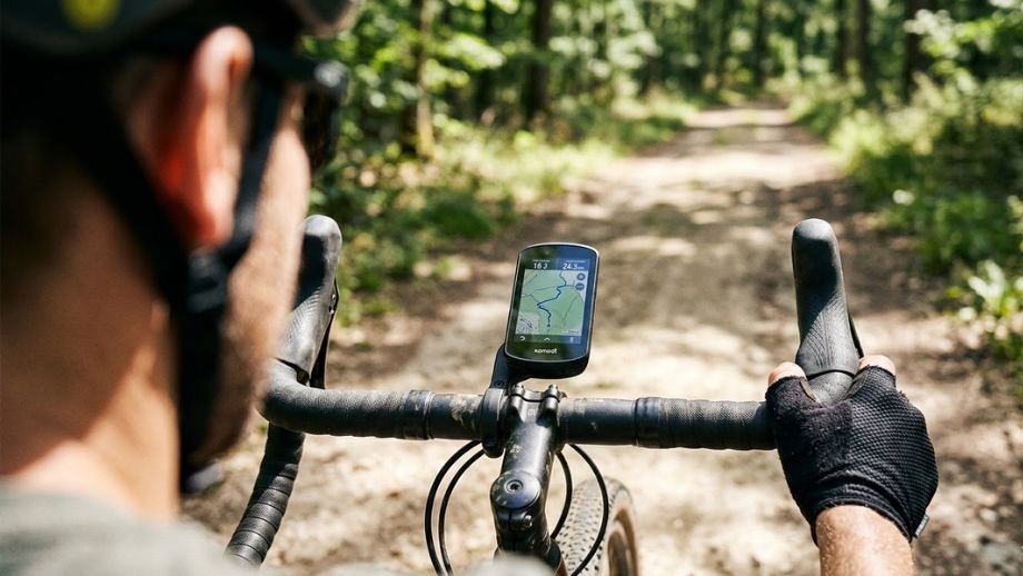 Navigeren met een fietscomputer op de onverharde paden om te bepalen waar mag je gravelbiken in Nederland.