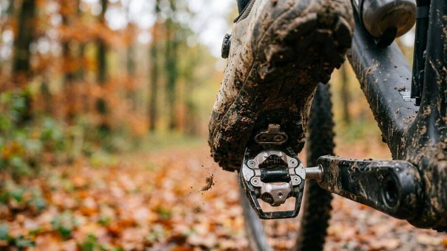 modderige fietsschoen inklikken spd beste gravelbike pedalen