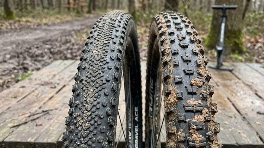 Welk gravelband profiel kiezen: allround band naast 
noppenprofiel, verschil in nophoogte en zelfreiniging 
zichtbaar