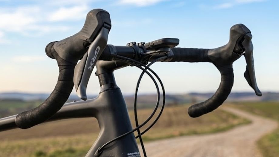 Hydraulische schijfremmen op een gravelbike van 1000 
tot 1500 euro, Shimano GRX remhendel close-up