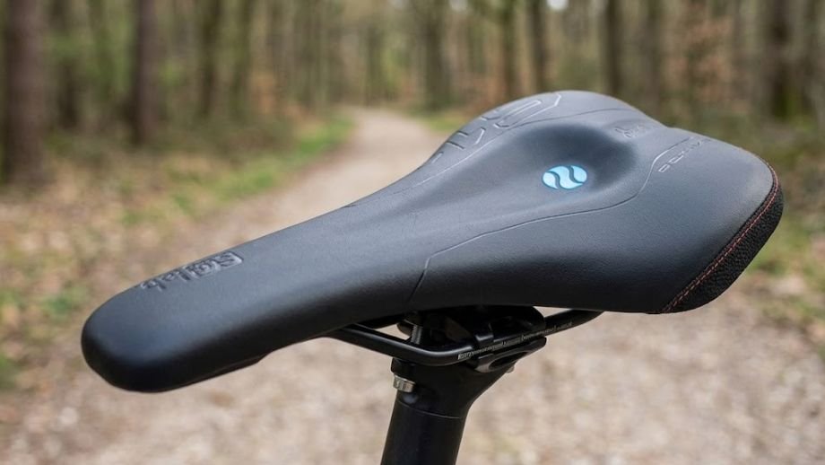 De breed inzetbare SQlab 611 op een bemodderde crossover fiets, door ons beoordeeld als het beste gravelbike zadel qua prijs-kwaliteitverhouding.