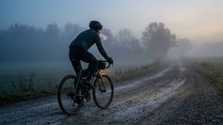Epische vroege start van het REBOUND gravel event 2026 op een mistig onverhard pad.