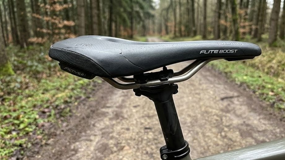 De robuuste titanium rails van de Selle Italia Flite Boost Gravel Superflow, het beste gravelbike zadel voor rijders met een racefiets-achtergrond.