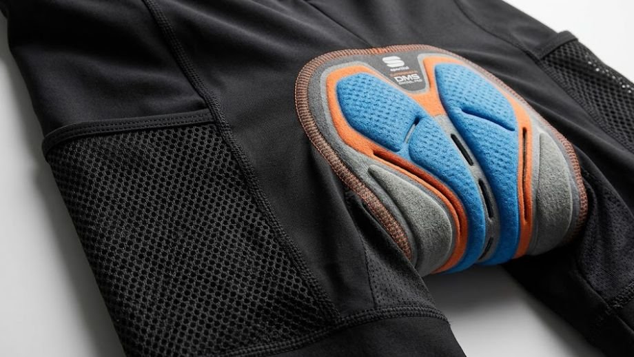 Detailopname van de specifieke DMS gravel-zeem in de Sportful Supergiara, die op de lijst staat van de beste cargo bibshorts