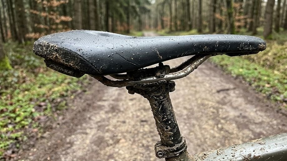 Zijaanzicht van het SQlab 614 Ergowave Active 2.1 zadel op een gravelbike, verkozen tot het beste gravelbike zadel voor gravel-specifieke ritten.