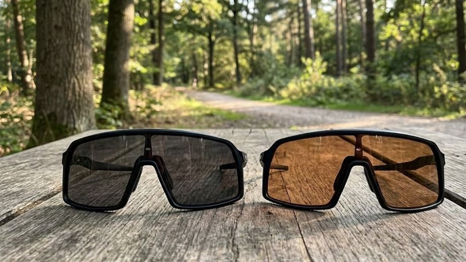 Fietsbril gravel bospaden: contrastlens trail naast 
weg-lens met zichtbaar kleurverschil in VLT en tint
