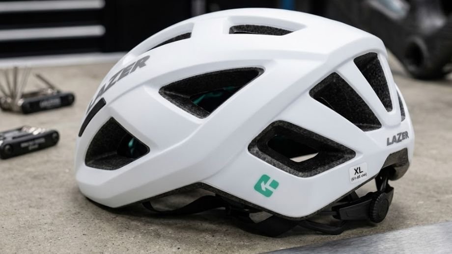 Lazer Tonic KinetiCore beste gravelhelm met 28 
ventilatieopeningen en XL maat tot 65 cm