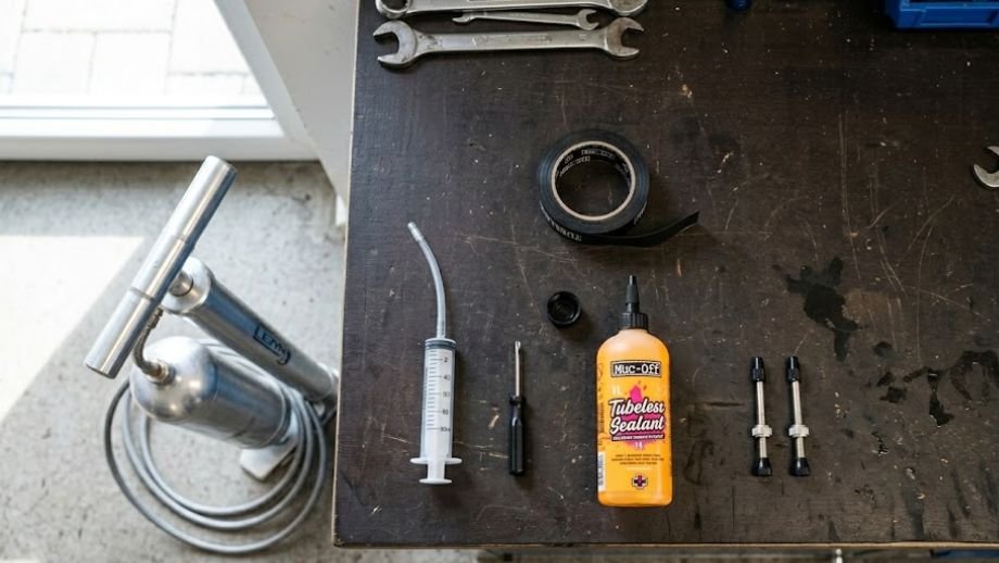tubeless gravelbanden instellen materialen werkbank velgtape sealant ventiel ventielsleutel injectiespuit boosterpomp