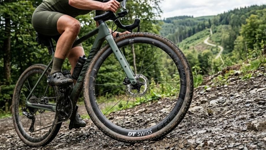  beste gravelbike 3000 euro carbon wielen gravelrijder Ardense klim gewicht merkbaar NL BE close-up wielset