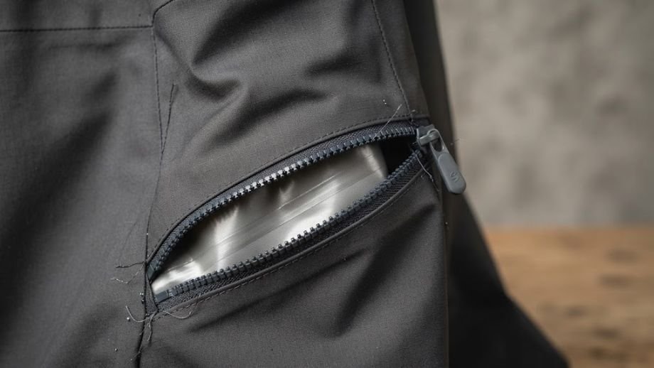 waterdicht of waterafstotend regenjack gravelbike membraanlaag detail ventilatierits ademend vermogen fietsjas